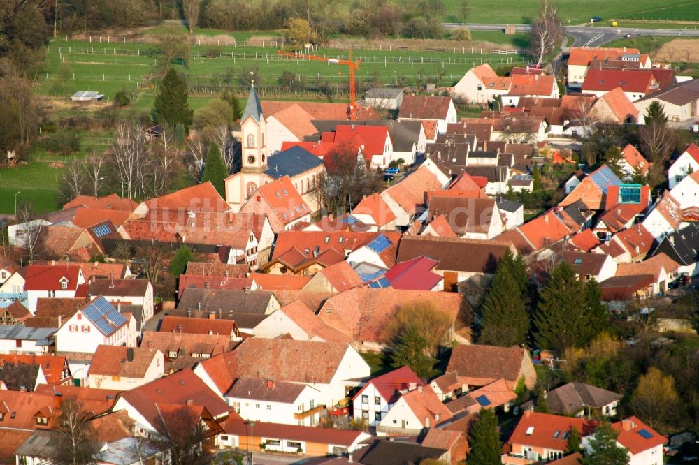 Billigheim-Ingenheim von oben - Kirchengebäude in der Dorfmitte im Ortsteil Ingenheim in Billigheim-Ingenheim im Bundesland Rheinland-Pfalz