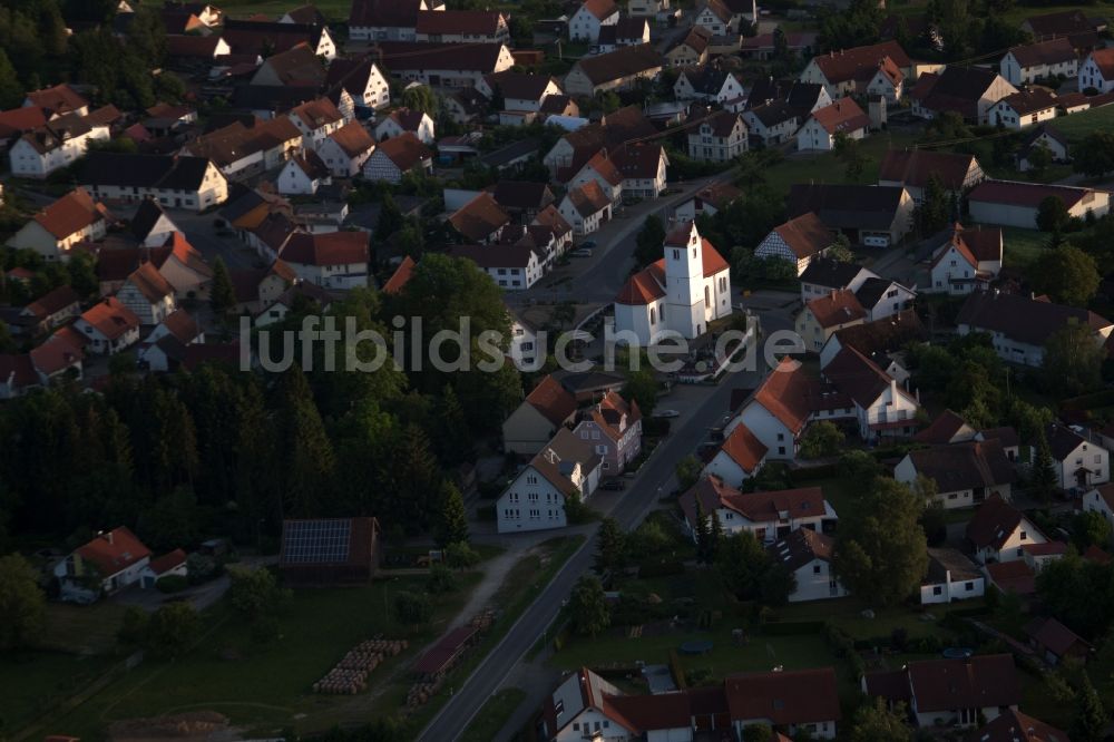 Luftaufnahme Betzenweiler - Kirchengebäude in der Dorfmitte im Ortsteil Kappel in Betzenweiler im Bundesland Baden-Württemberg