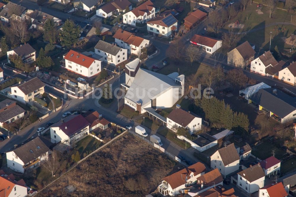 Luftaufnahme Groß-Zimmern - Kirchengebäude in der Dorfmitte im Ortsteil Klein-Zimmern in Groß-Zimmern im Bundesland Hessen, Deutschland