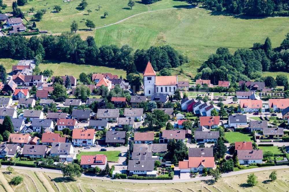 Straubenhardt von oben - Kirchengebäude in der Dorfmitte im Ortsteil Langenalb in Straubenhardt im Bundesland Baden-Württemberg, Deutschland