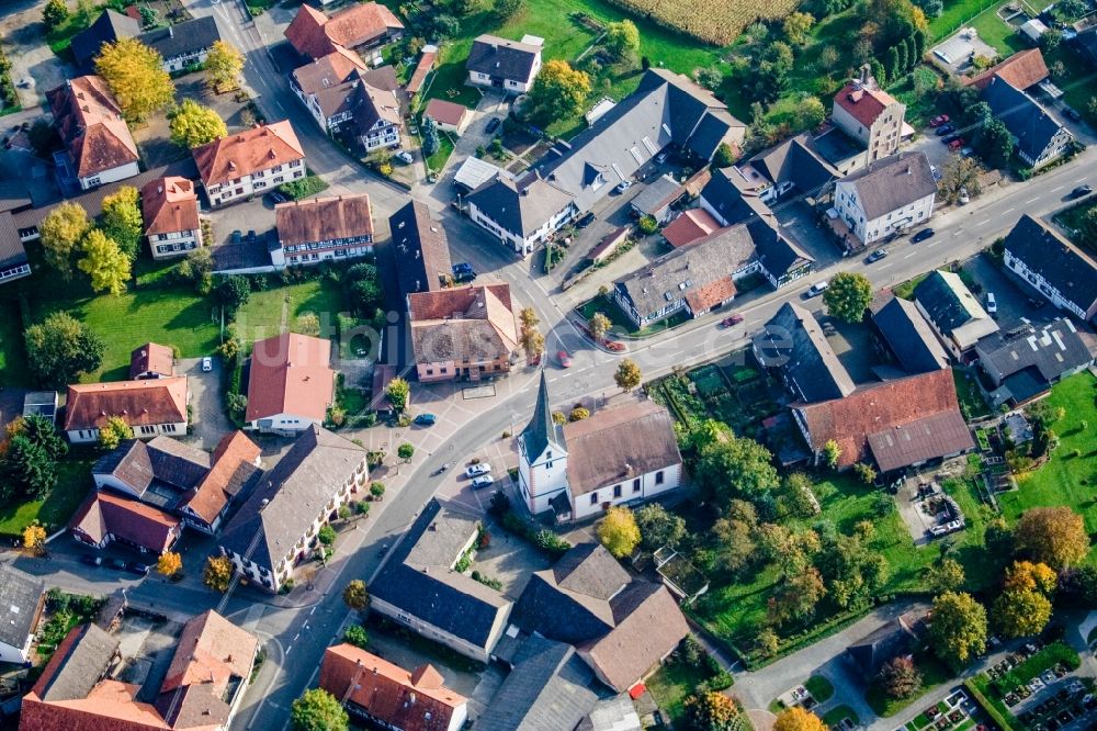 Luftbild Willstätt - Kirchengebäude in der Dorfmitte im Ortsteil Legelshurst in Willstätt im Bundesland Baden-Württemberg, Deutschland