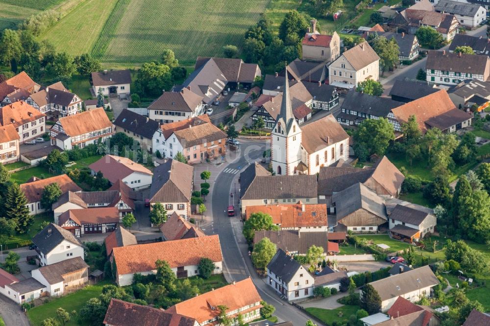 Willstätt aus der Vogelperspektive: Kirchengebäude in der Dorfmitte im Ortsteil Legelshurst in Willstätt im Bundesland Baden-Württemberg, Deutschland