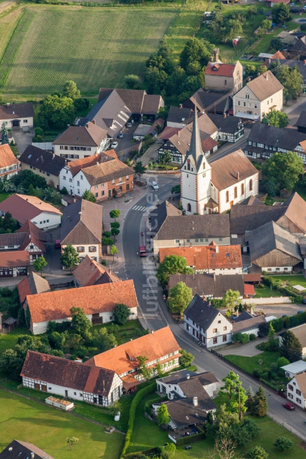 Luftbild Willstätt - Kirchengebäude in der Dorfmitte im Ortsteil Legelshurst in Willstätt im Bundesland Baden-Württemberg, Deutschland