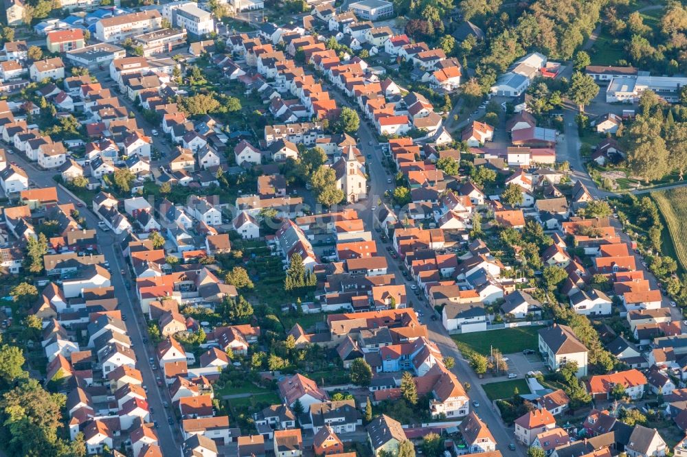 Luftbild Eggenstein-Leopoldshafen - Kirchengebäude in der Dorfmitte im Ortsteil Leopoldshafen in Eggenstein-Leopoldshafen im Bundesland Baden-Württemberg, Deutschland