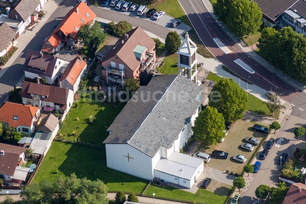 Luftbild Linkenheim-Hochstetten - Kirchengebäude in der Dorfmitte im Ortsteil Linkenheim in Linkenheim-Hochstetten im Bundesland Baden-Württemberg, Deutschland