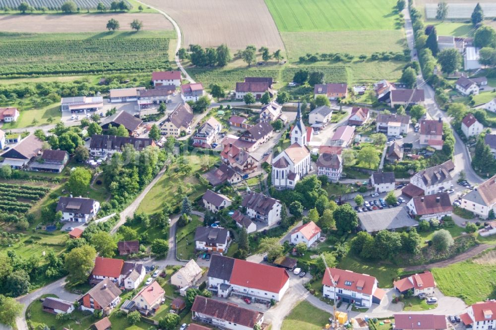 Luftaufnahme Überlingen - Kirchengebäude in der Dorfmitte im Ortsteil Lippertsreute in Überlingen im Bundesland Baden-Württemberg, Deutschland