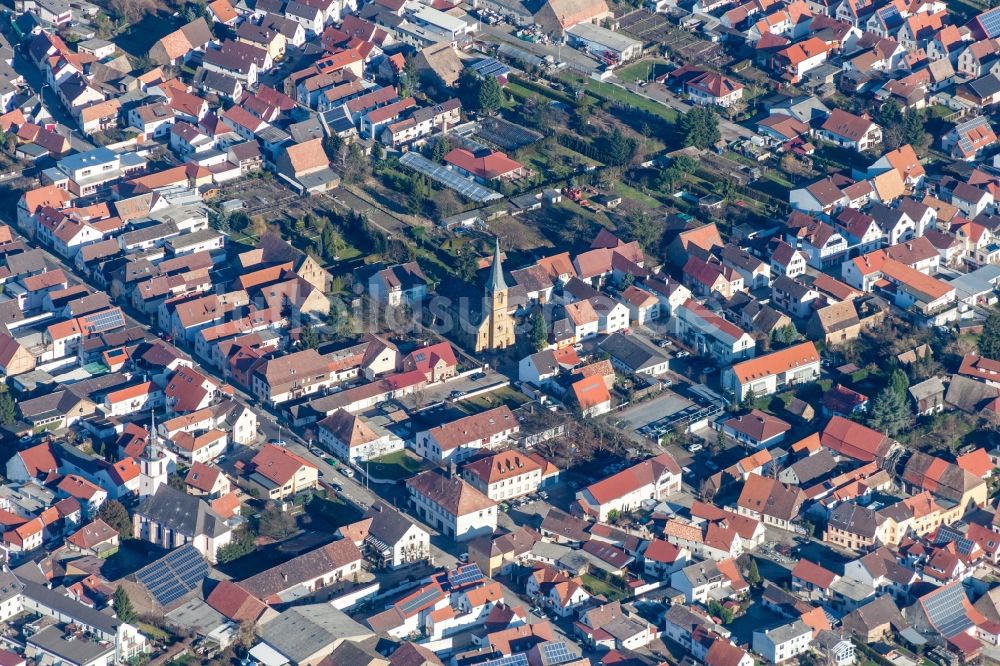 Luftbild Römerberg - Kirchengebäude in der Dorfmitte im Ortsteil Mechtersheim in Römerberg im Bundesland Rheinland-Pfalz, Deutschland