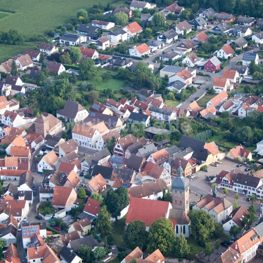 Luftaufnahme Billigheim-Ingenheim - Kirchengebäude in der Dorfmitte im Ortsteil Mühlhofen in Billigheim-Ingenheim im Bundesland Rheinland-Pfalz