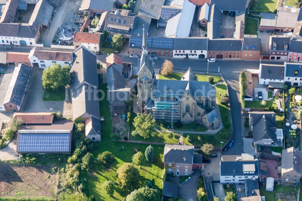 Titz aus der Vogelperspektive: Kirchengebäude in der Dorfmitte im Ortsteil Müntz in Titz im Bundesland Nordrhein-Westfalen, Deutschland