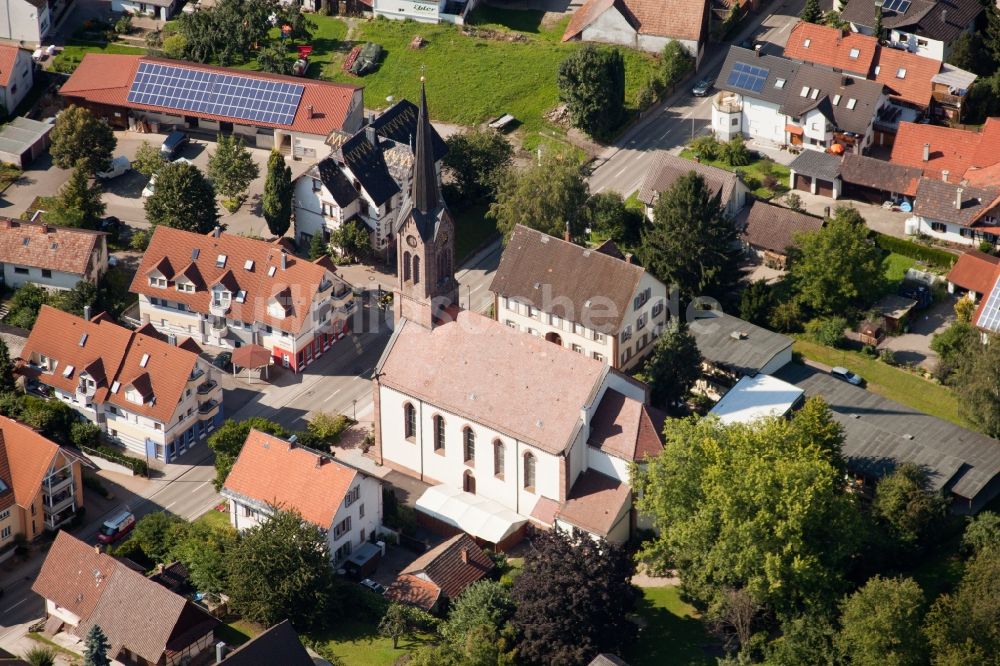 Achern von oben - Kirchengebäude in der Dorfmitte im Ortsteil Mösbach in Achern im Bundesland Baden-Württemberg