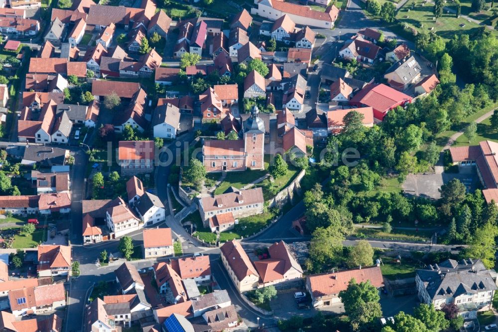 Luftaufnahme Stadtlauringen - Kirchengebäude in der Dorfmitte im Ortsteil Oberlauringen in Stadtlauringen im Bundesland Bayern, Deutschland