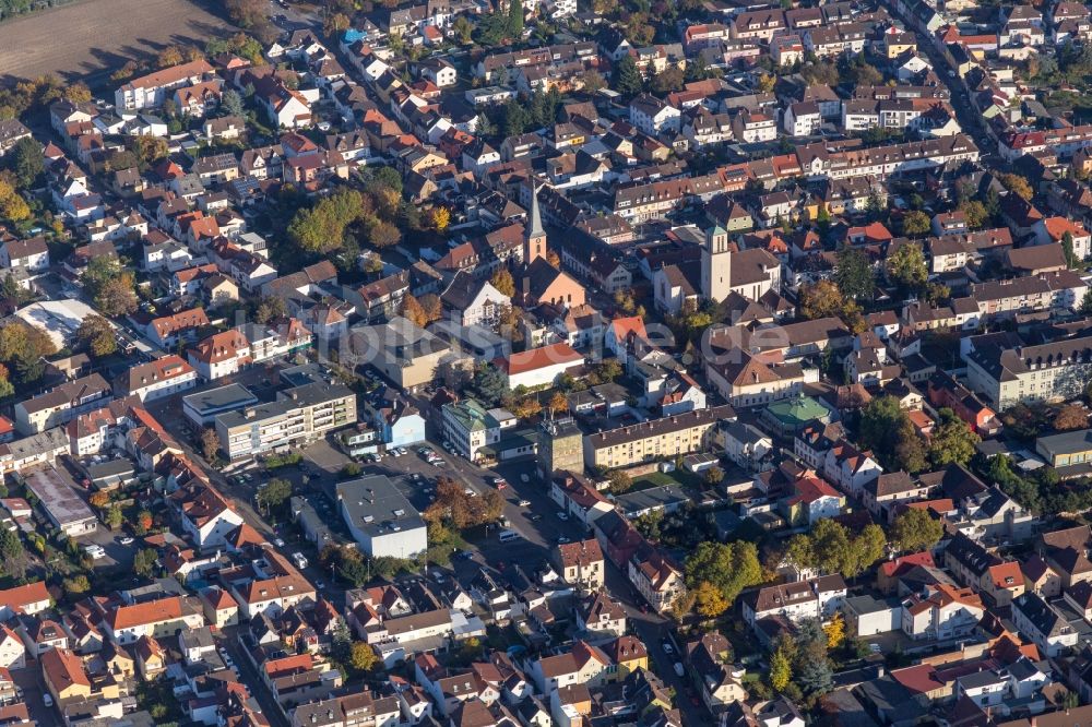 Ludwigshafen am Rhein von oben - 2 Kirchengebäude in der Dorfmitte im Ortsteil Oppau in Ludwigshafen am Rhein im Bundesland Rheinland-Pfalz, Deutschland