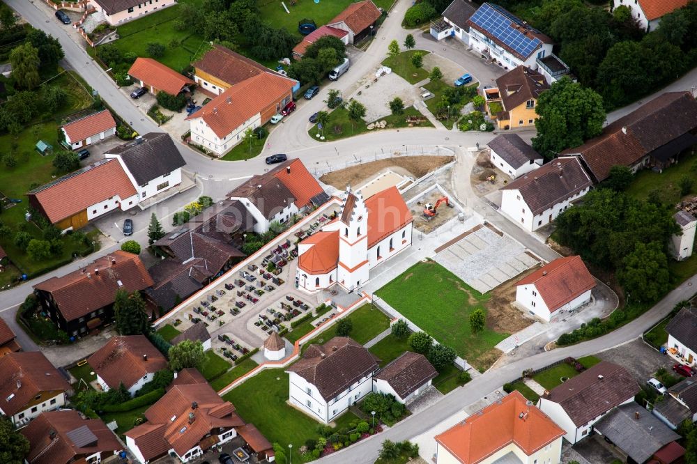 Rimbach von oben - Kirchengebäude in der Dorfmitte im Ortsteil Rattenbach in Rimbach im Bundesland Bayern, Deutschland