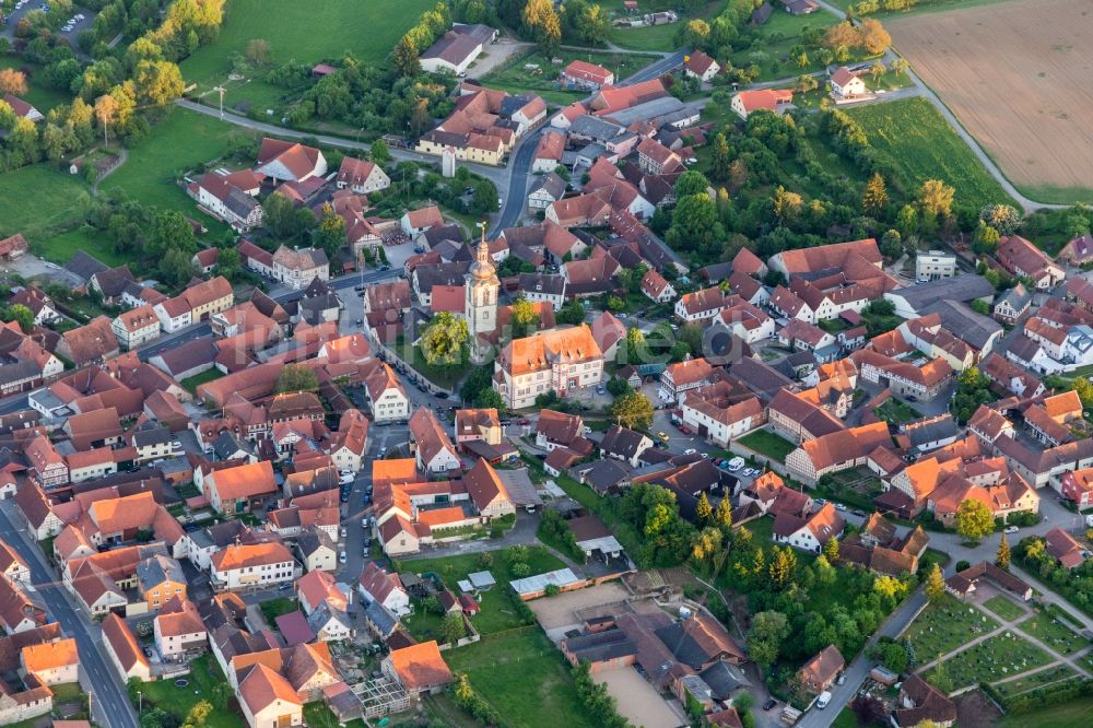 Luftbild Hofheim in Unterfranken - Kirchengebäude in der Dorfmitte im Ortsteil Rügheim in Hofheim in Unterfranken im Bundesland Bayern, Deutschland