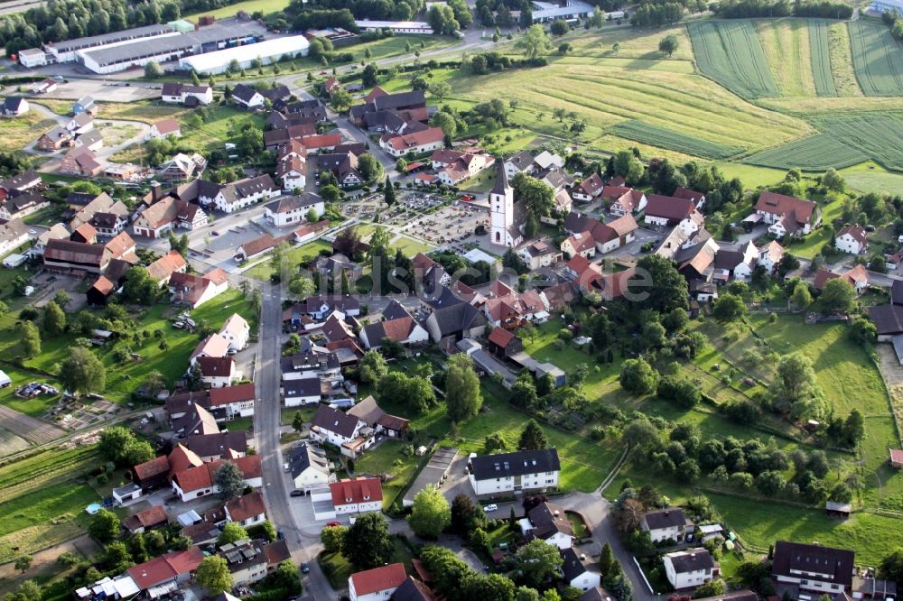 Willstätt aus der Vogelperspektive: Kirchengebäude in der Dorfmitte im Ortsteil Sand in Willstätt im Bundesland Baden-Württemberg, Deutschland