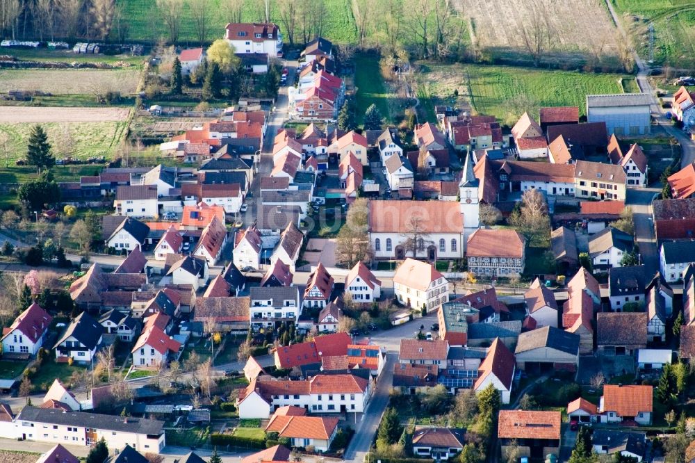 Luftaufnahme Schwegenheim - Kirchengebäude in der Dorfmitte im Ortsteil Vorderlohe in Schwegenheim im Bundesland Rheinland-Pfalz