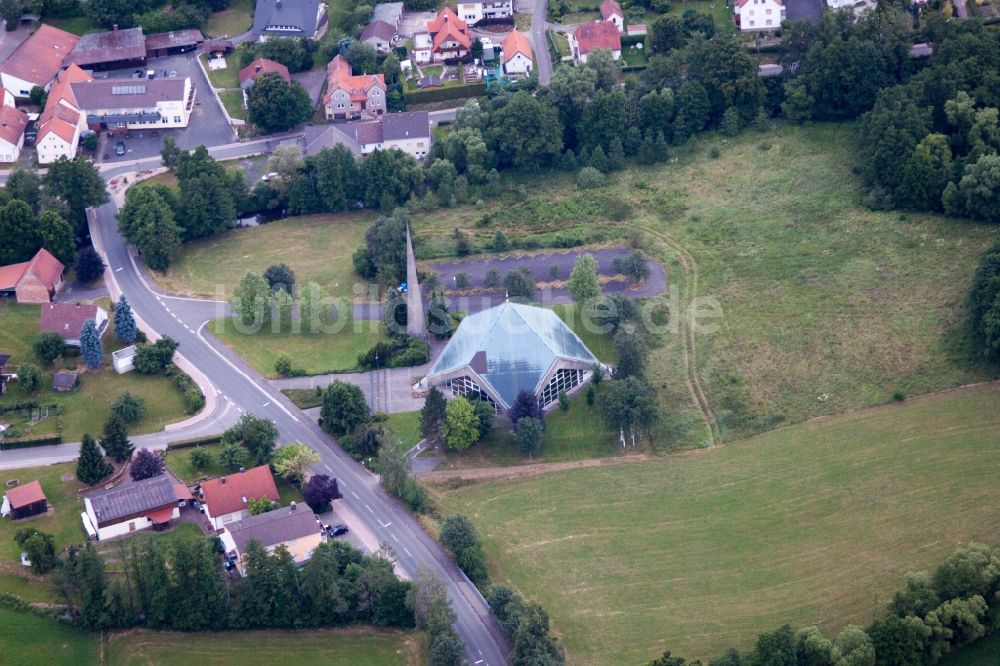 Luftaufnahme Eichenzell - Kirchengebäude in der Dorfmitte im Ortsteil Welkers in Eichenzell im Bundesland Hessen