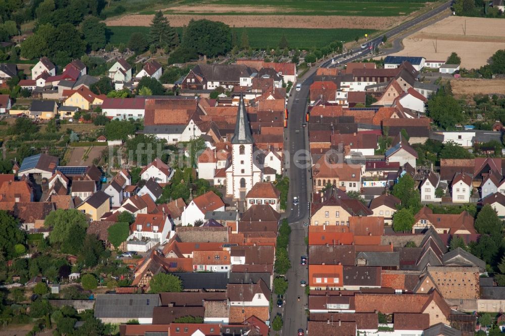 Luftbild Ottersheim bei Landau - Kirchengebäude in der Dorfmitte in Ottersheim bei Landau im Bundesland Rheinland-Pfalz, Deutschland