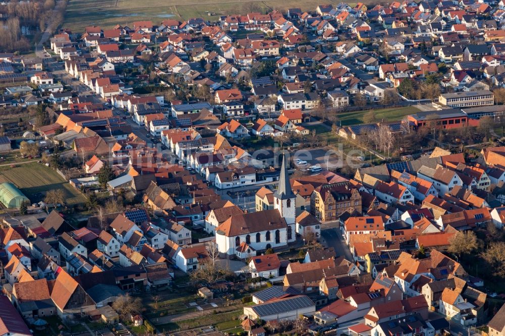 Ottersheim bei Landau aus der Vogelperspektive: Kirchengebäude in der Dorfmitte in Ottersheim bei Landau im Bundesland Rheinland-Pfalz, Deutschland