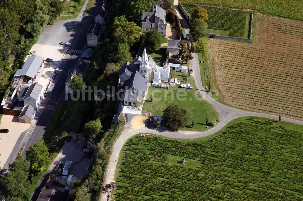 Parnay von oben - Kirchengebäude in der Dorfmitte in Parnay in Pays de la Loire, Frankreich