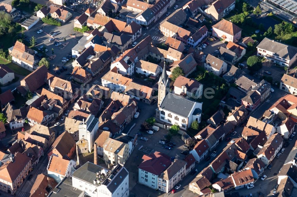 Pfaffenhoffen von oben - Kirchengebäude in der Dorfmitte in Pfaffenhoffen in Grand Est, Frankreich