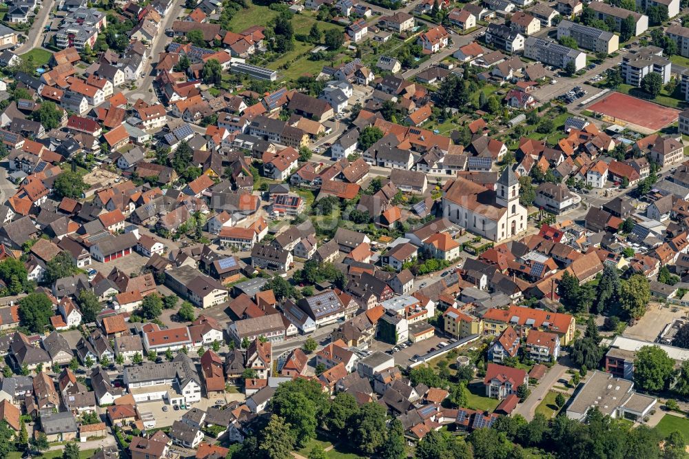 Renchen aus der Vogelperspektive: Kirchengebäude in der Dorfmitte in Renchen im Bundesland Baden-Württemberg, Deutschland