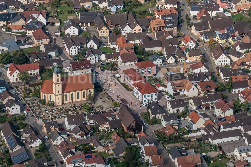 Luftaufnahme Ringsheim - Kirchengebäude in der Dorfmitte in Ringsheim im Bundesland Baden-Württemberg, Deutschland