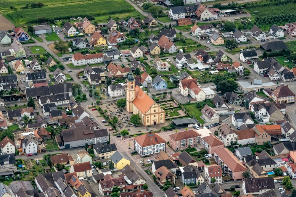 Luftaufnahme Ringsheim - Kirchengebäude in der Dorfmitte in Ringsheim im Bundesland Baden-Württemberg, Deutschland