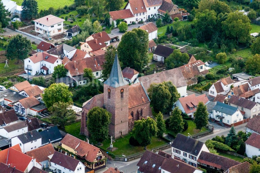 Luftbild Rohrbach - Kirchengebäude in der Dorfmitte in Rohrbach im Bundesland Rheinland-Pfalz, Deutschland