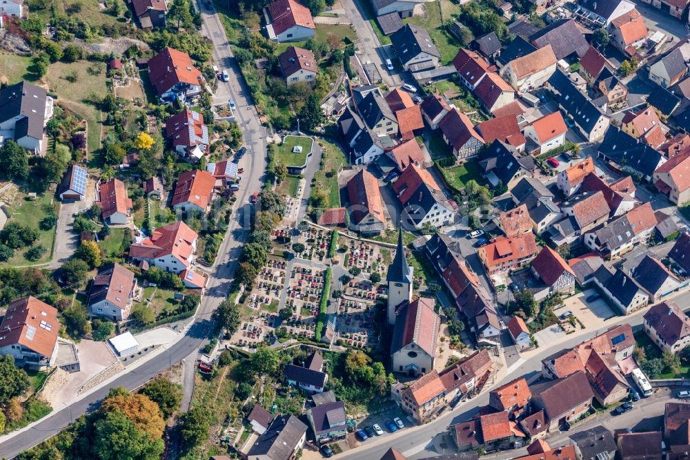 Roigheim aus der Vogelperspektive: Kirchengebäude in der Dorfmitte in Roigheim im Bundesland Baden-Württemberg, Deutschland