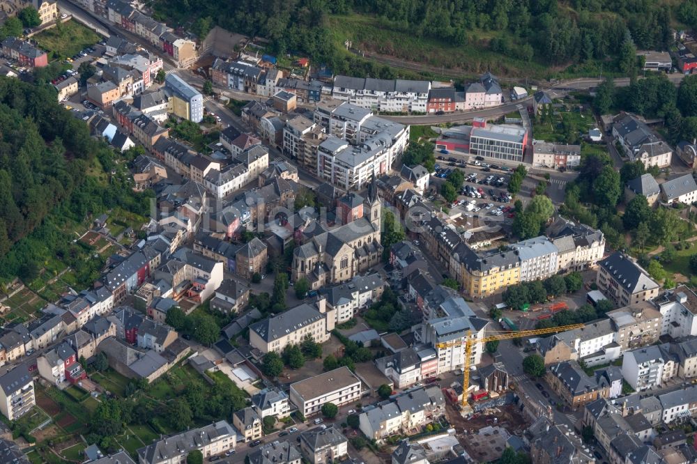 Rumelange aus der Vogelperspektive: Kirchengebäude in der Dorfmitte in Rumelange in District de Luxembourg, Luxemburg