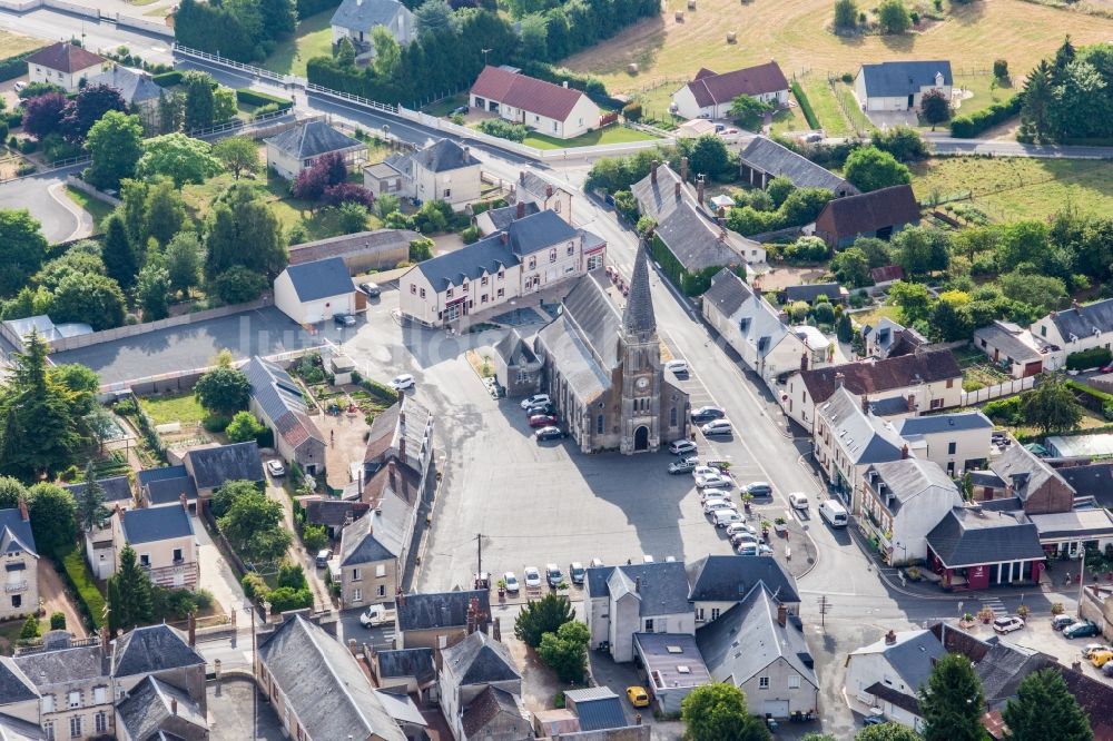 Luftbild Saint-Amand-Longpre - Kirchengebäude in der Dorfmitte in Saint-Amand-Longpre in Centre-Val de Loire, Frankreich