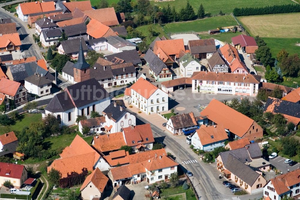 Luftaufnahme Salmbach - Kirchengebäude in der Dorfmitte in Salmbach in Grand Est, Frankreich