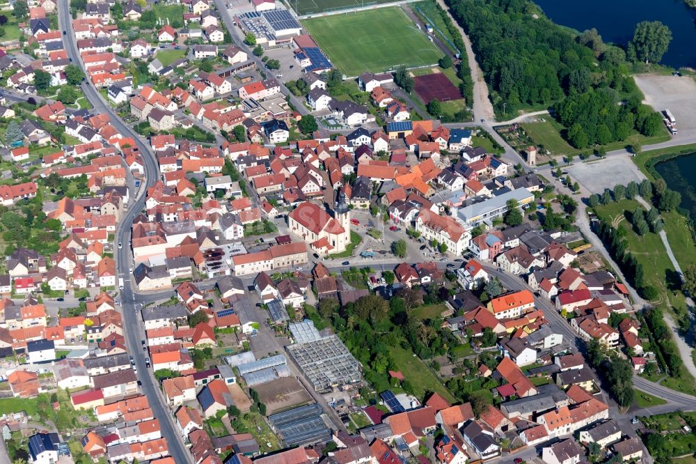 Luftaufnahme Sand am Main - Kirchengebäude in der Dorfmitte in Sand am Main im Bundesland Bayern, Deutschland