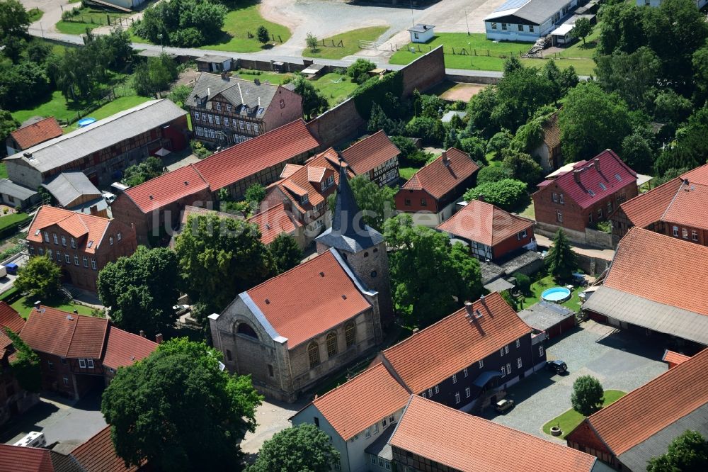 Luftbild Sargstedt - Kirchengebäude in der Dorfmitte in Sargstedt im Bundesland Sachsen-Anhalt