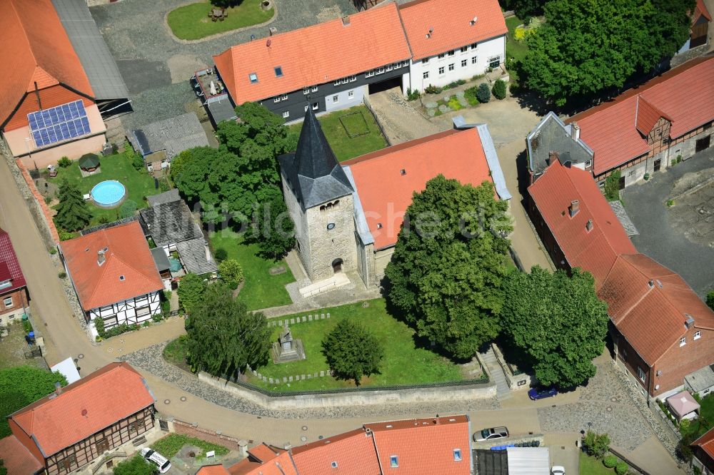 Luftaufnahme Sargstedt - Kirchengebäude in der Dorfmitte in Sargstedt im Bundesland Sachsen-Anhalt