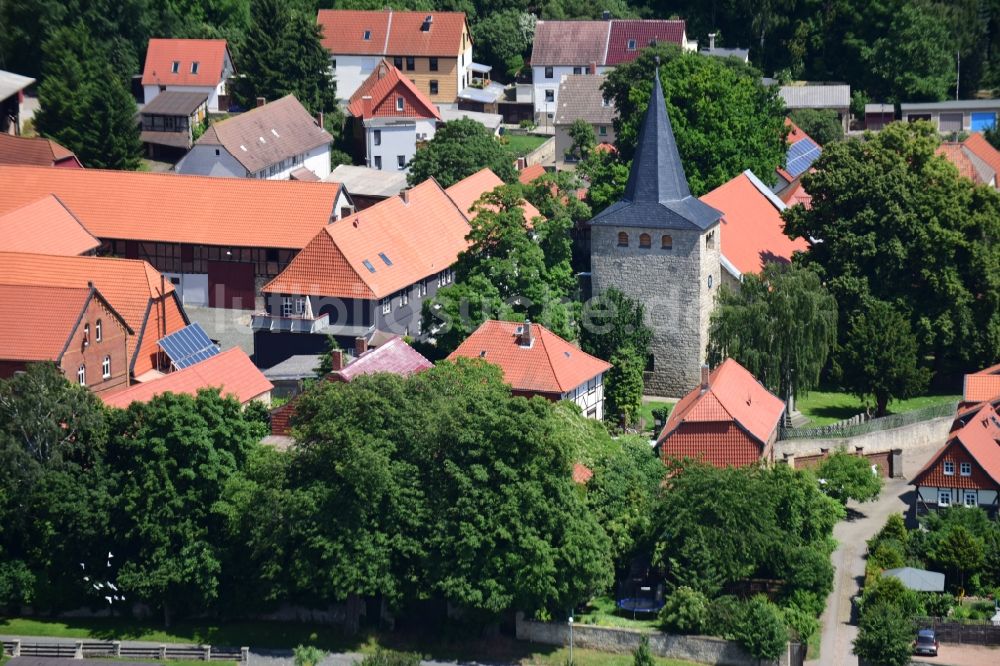 Sargstedt aus der Vogelperspektive: Kirchengebäude in der Dorfmitte in Sargstedt im Bundesland Sachsen-Anhalt