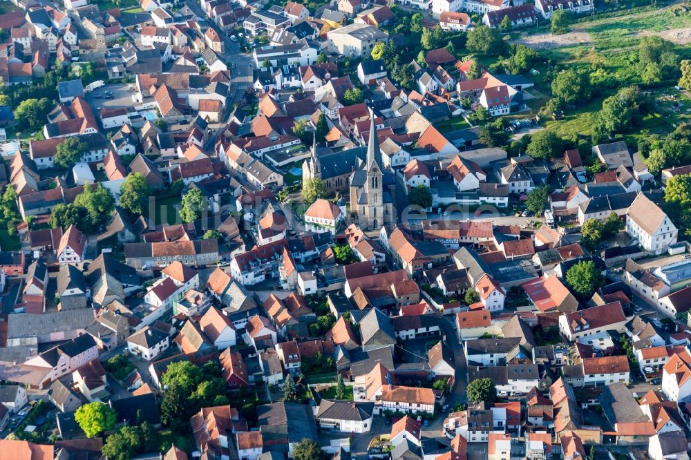 Saulheim von oben - Kirchengebäude in der Dorfmitte in Saulheim im Bundesland Rheinland-Pfalz, Deutschland