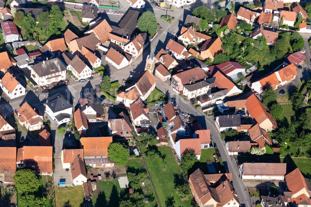 Schaffhouse-pres-Seltz von oben - Kirchengebäude in der Dorfmitte in Schaffhouse-pres-Seltz in Grand Est, Frankreich