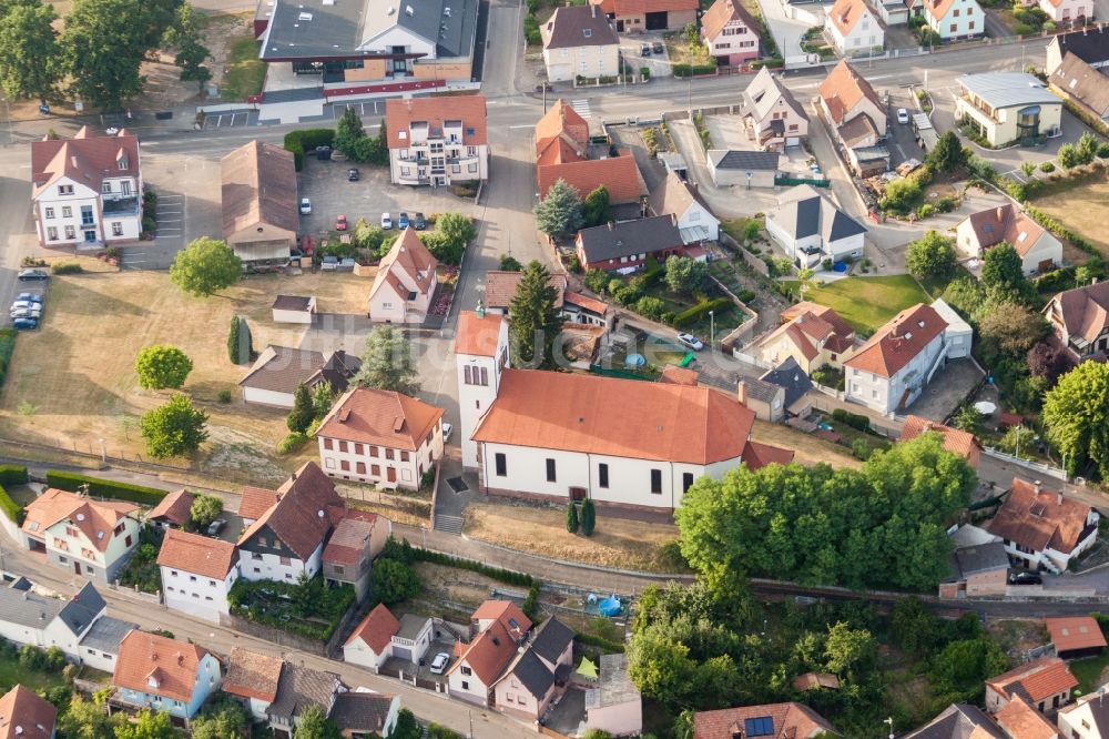 Luftaufnahme Schirrhein - Kirchengebäude in der Dorfmitte in Schirrhein in Grand Est, Frankreich