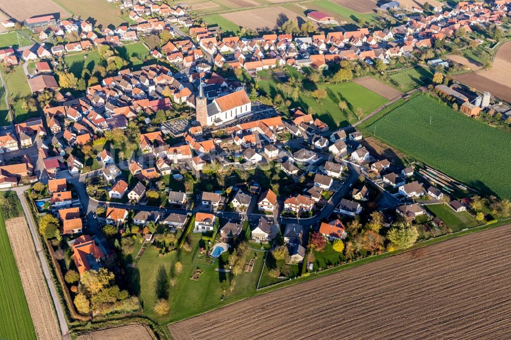 Schleithal aus der Vogelperspektive: Kirchengebäude in der Dorfmitte in Schleithal in Grand Est, Frankreich