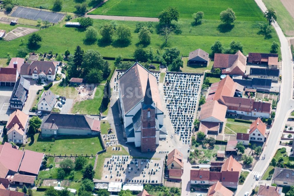 Schleithal aus der Vogelperspektive: Kirchengebäude in der Dorfmitte in Schleithal in Grand Est, Frankreich