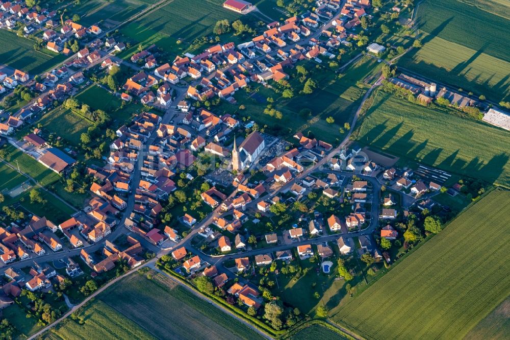 Luftaufnahme Schleithal - Kirchengebäude in der Dorfmitte in Schleithal in Grand Est, Frankreich