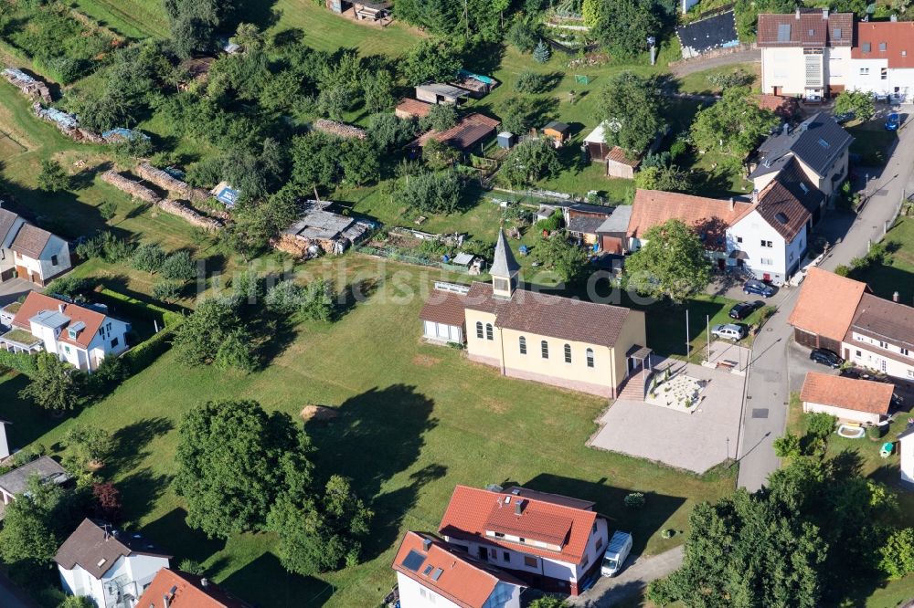 Schluttenbach von oben - Kirchengebäude in der Dorfmitte in Schluttenbach im Bundesland Baden-Württemberg, Deutschland