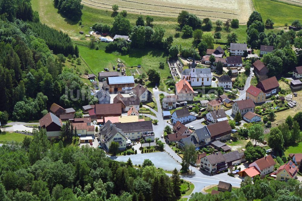 Luftaufnahme Schönfeld - Kirchengebäude in der Dorfmitte in Schönfeld im Bundesland Bayern, Deutschland