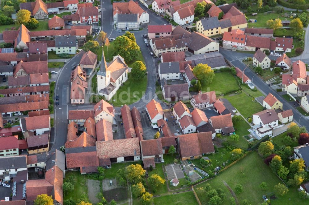 Luftaufnahme Schonungen - Kirchengebäude in der Dorfmitte in Schonungen im Bundesland Bayern, Deutschland