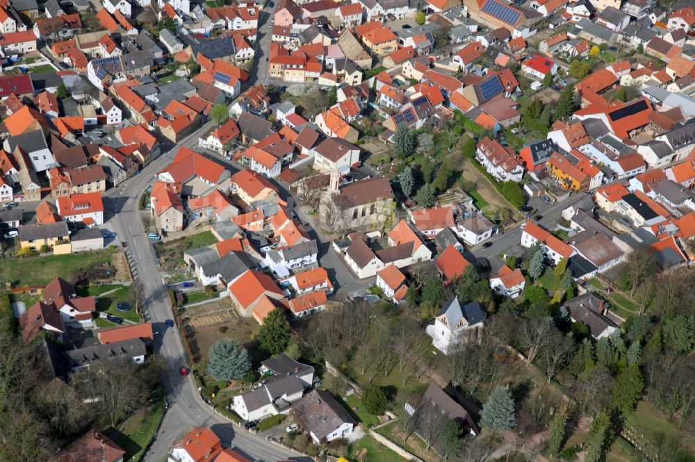 Luftaufnahme Schornsheim - Kirchengebäude in der Dorfmitte in Schornsheim im Bundesland Rheinland-Pfalz