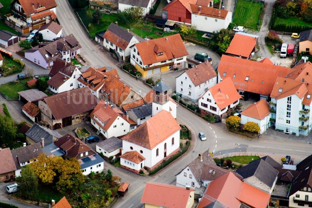 Luftbild Schwanheim - Kirchengebäude in der Dorfmitte in Schwanheim im Bundesland Baden-Württemberg, Deutschland