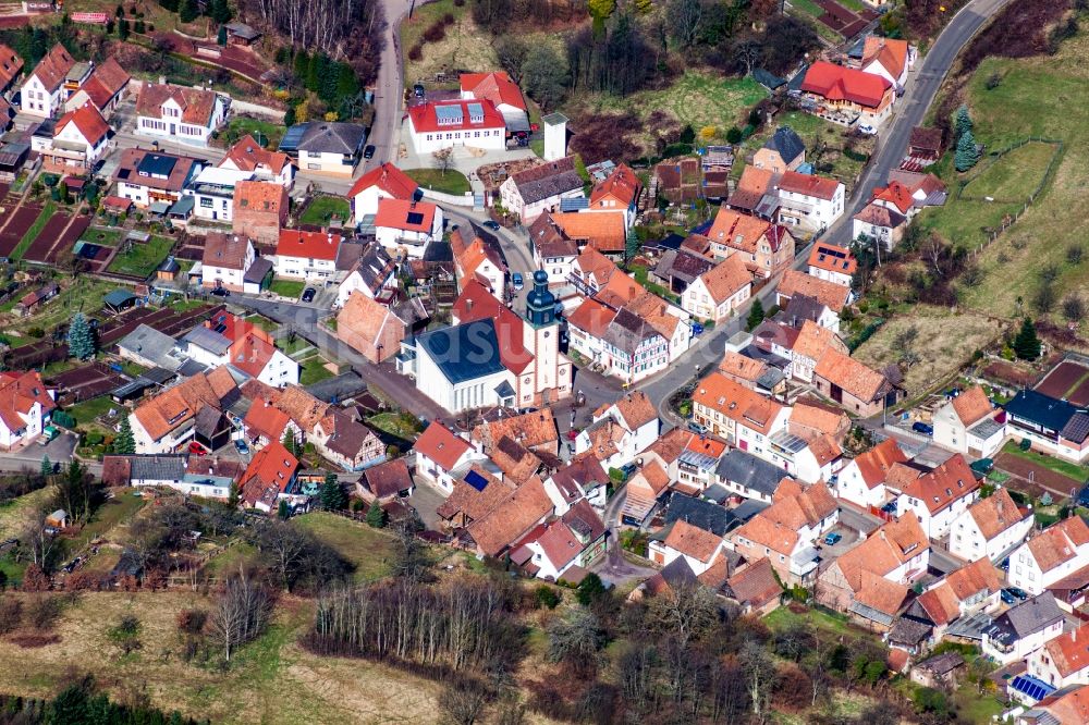 Schwanheim von oben - Kirchengebäude in der Dorfmitte in Schwanheim im Bundesland Rheinland-Pfalz, Deutschland