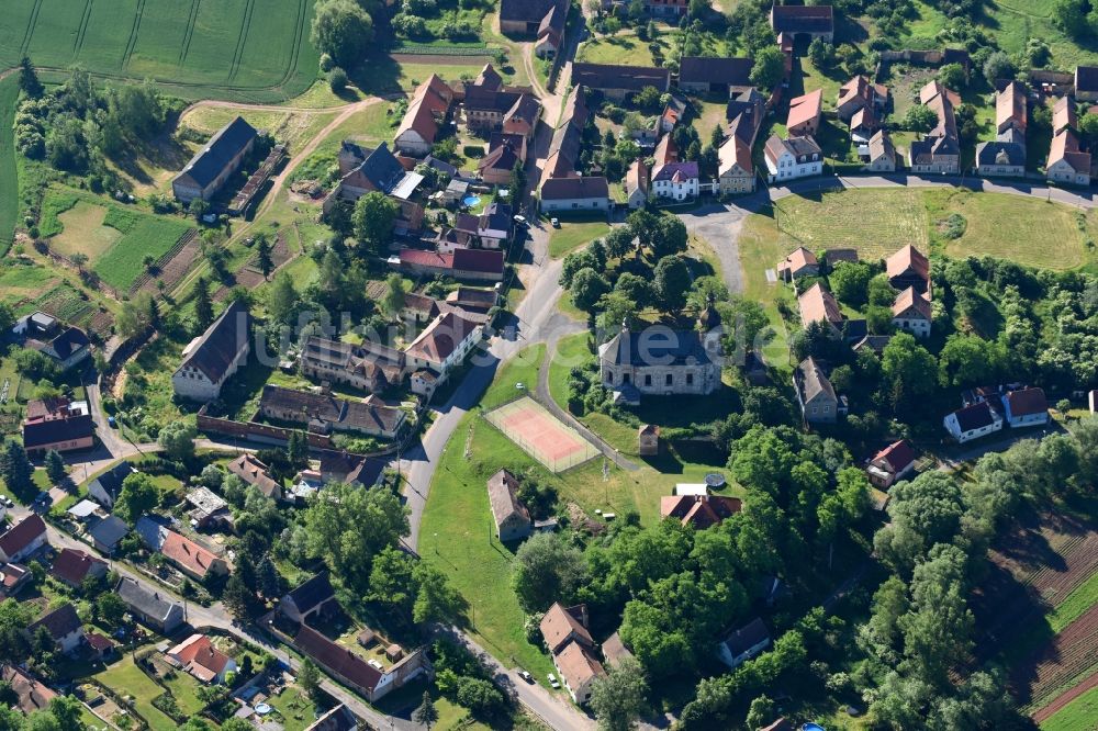 Luftaufnahme Sirem - Zürau - Kirchengebäude in der Dorfmitte in Sirem - Zürau in Ustecky kraj - Aussiger Region, Tschechien